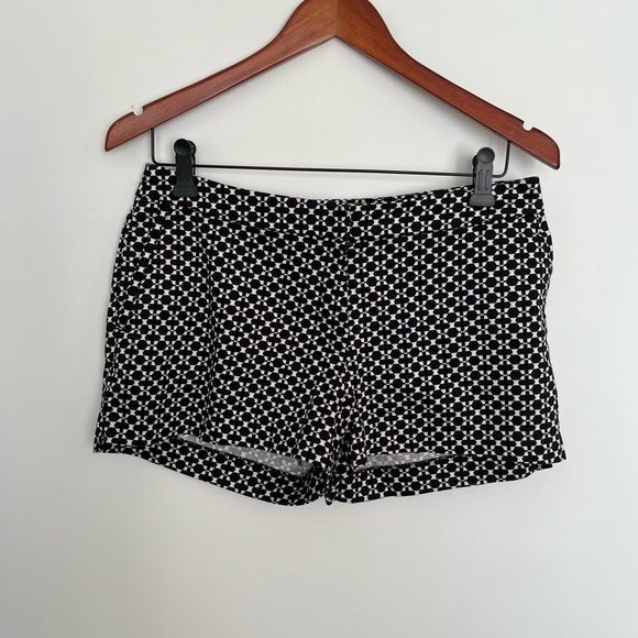 5/20$ H&M Black and White Patterned Women's Shorts size 8 - Picture 3 of 6